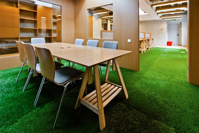 Trào lưu dùng thảm cỏ nhân tạo trang trí không gian nhà, bạn đã thử ?